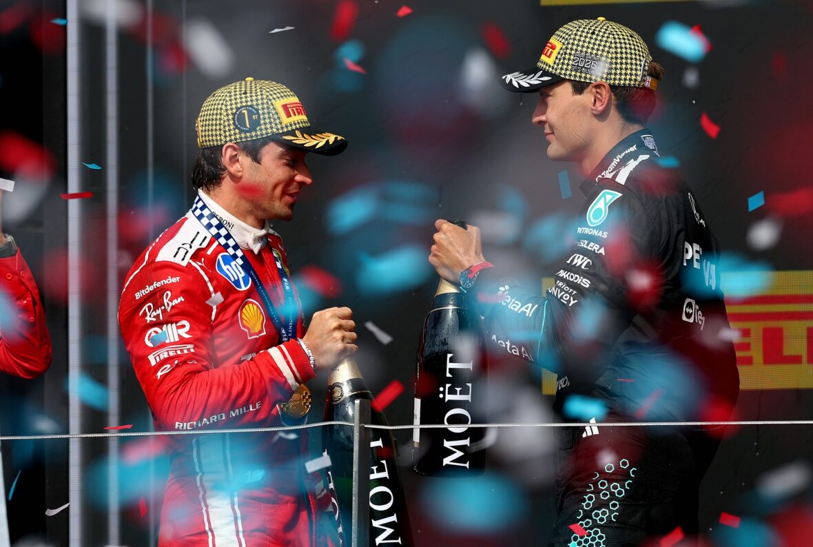 Charles Leclerc e George Russell comemoram após o Grande Prêmio da Inglaterra