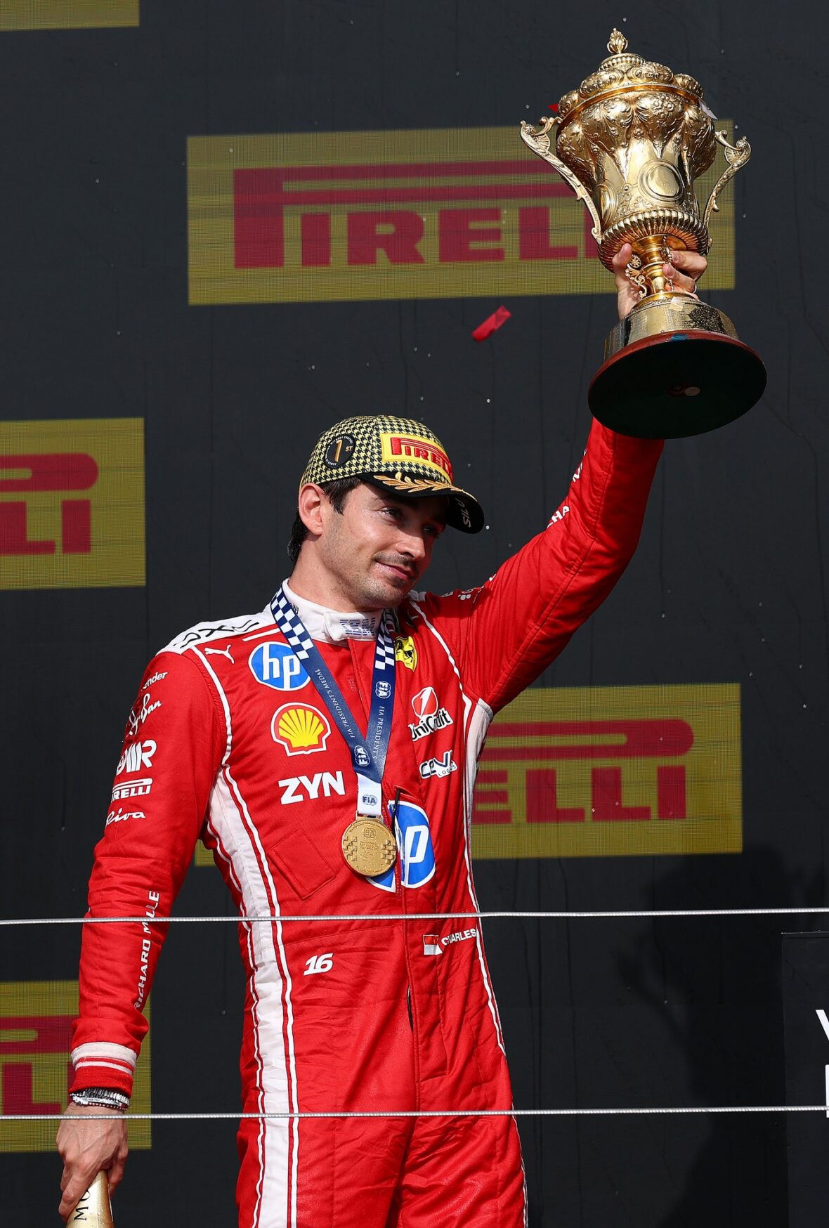 Charles Leclerc segura o troféu de primeiro lugar no Grande Prêmio da Inglaterra