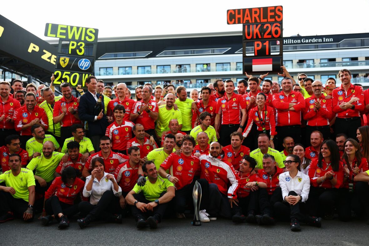 Charles Leclerc e Lewis Hamilton comemoram após o Grande Prêmio da Inglaterra