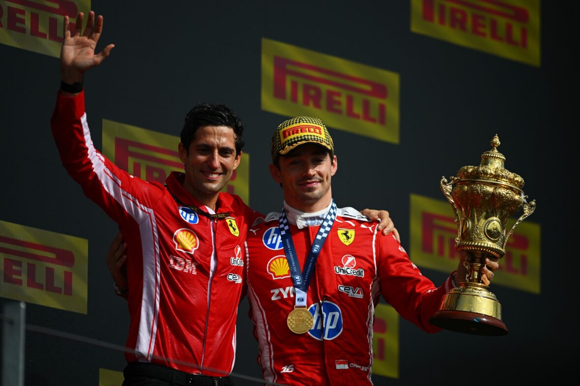 Bryan Bozzi e Charles Leclerc comemoram após o Grande Prêmio da Inglaterra