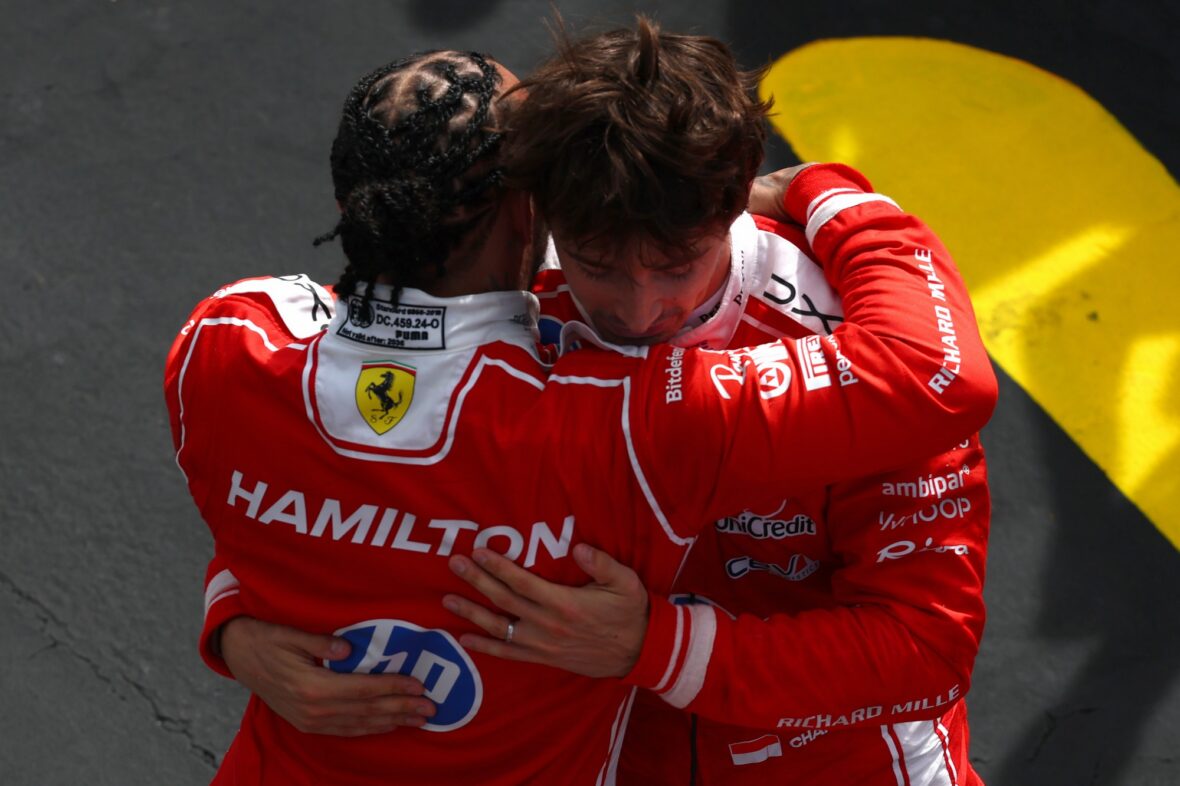 Charles Leclerc e Lewis Hamilton se abraçam após o Grande Prêmio da Inglaterra
