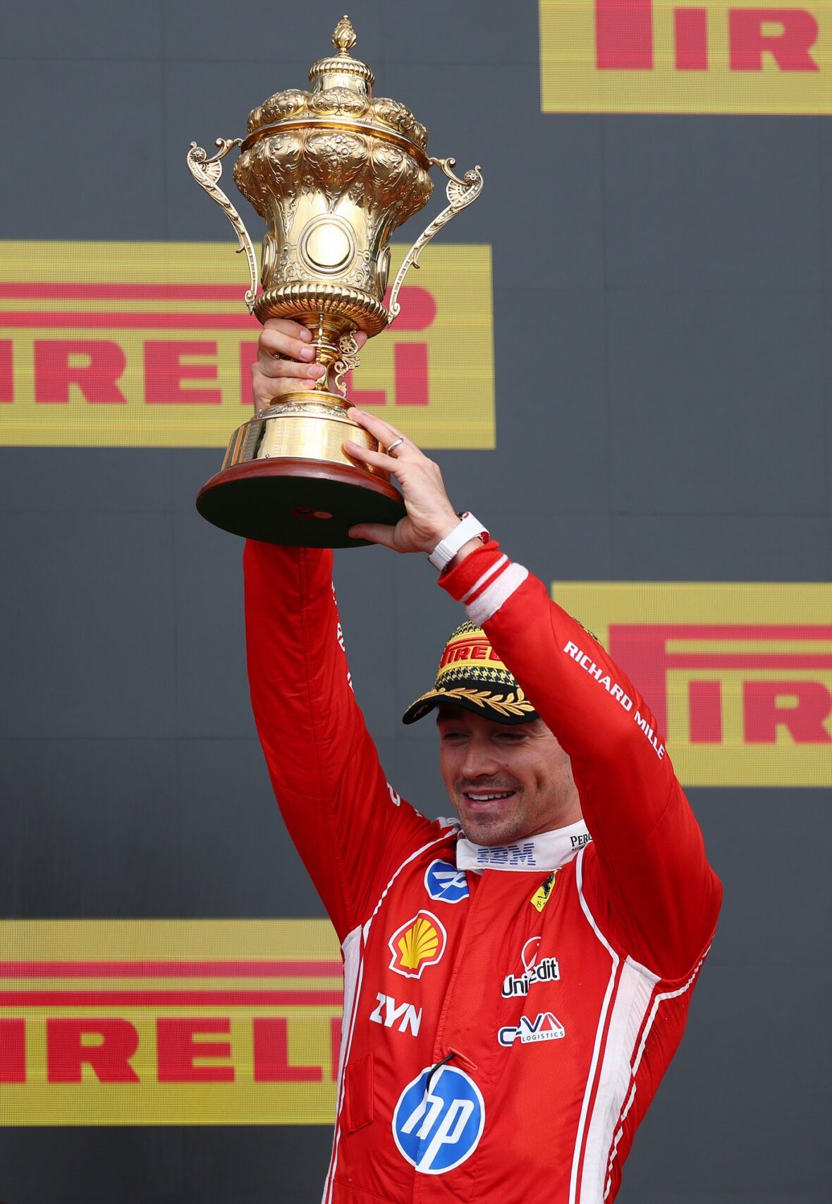 Charles Leclerc segura o troféu de primeiro lugar no Grande Prêmio da Inglaterra