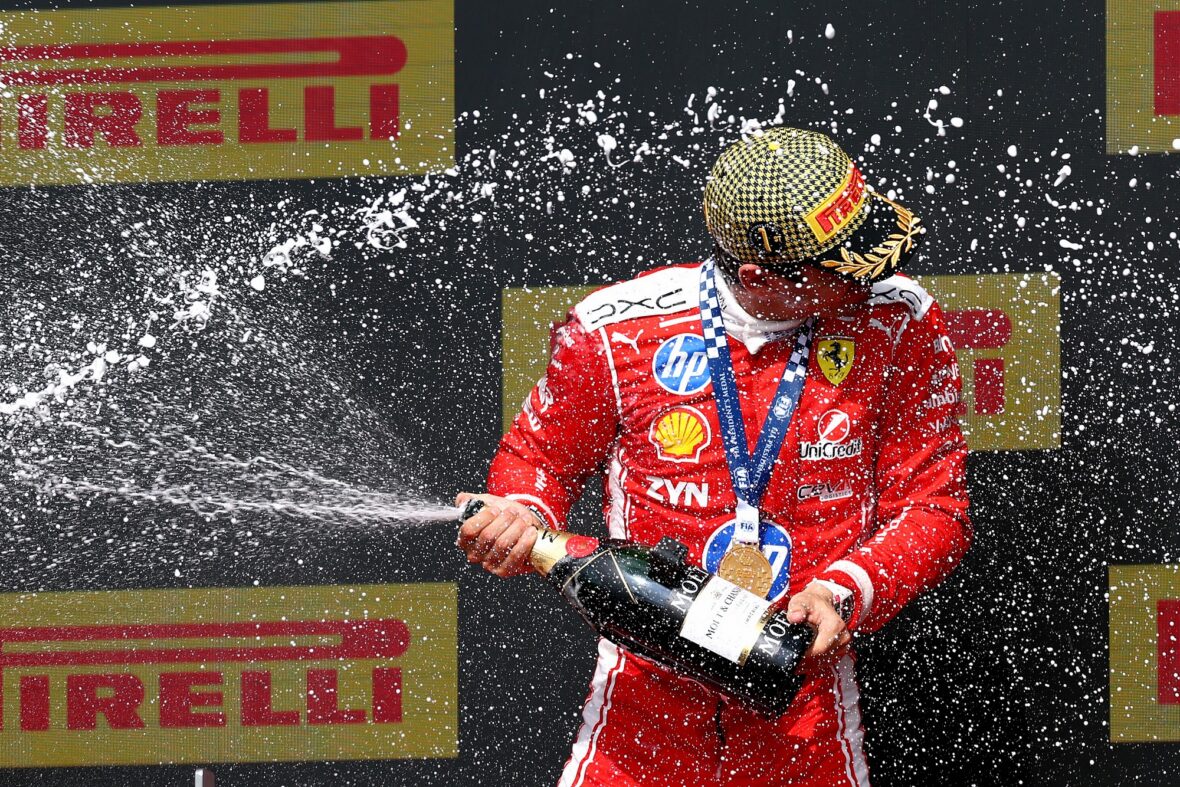 Charles Leclerc comemora sua vitória após o Grande Prêmio da Inglaterra