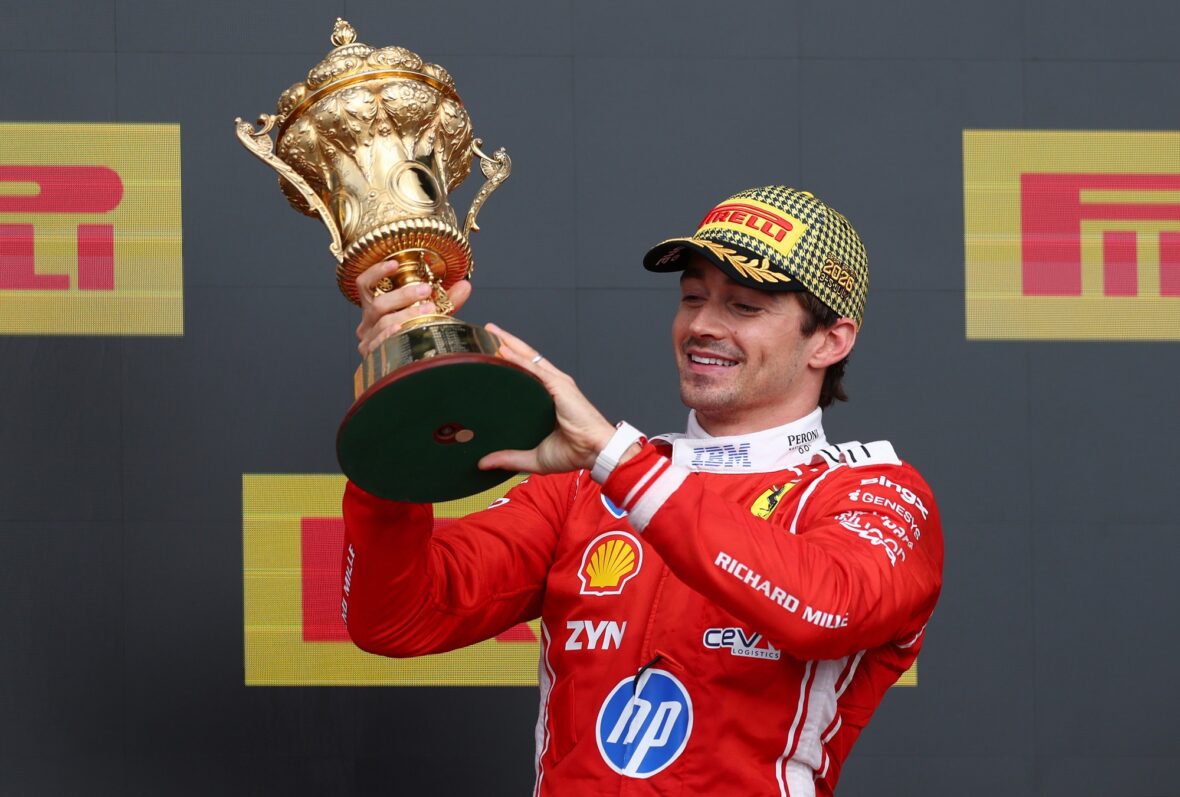 Charles Leclerc segura o troféu de primeiro lugar no Grande Prêmio da Inglaterra