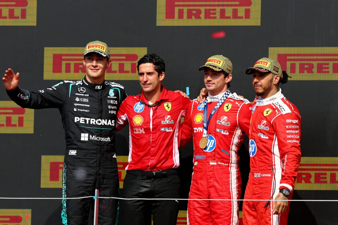 George Russell, Bryan Bozzi, Charles Leclerc e Lewis Hamilton no pódio após o Grande Prêmio da Inglaterra