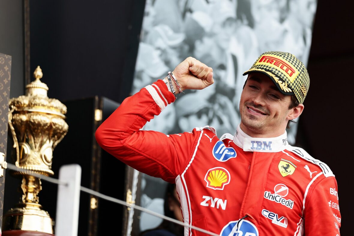 Charles Leclerc comemora sua vitória após o Grande Prêmio da Inglaterra