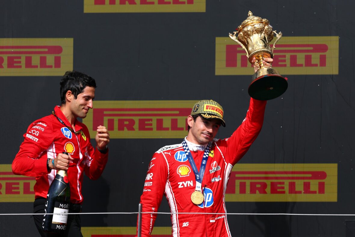 Charles Leclerc segura o troféu de primeiro lugar no Grande Prêmio da Inglaterra