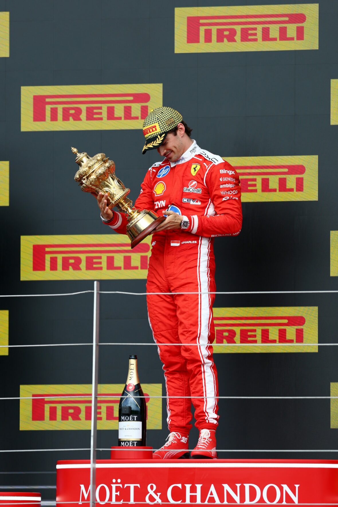 Charles Leclerc segura o troféu de primeiro lugar no Grande Prêmio da Inglaterra