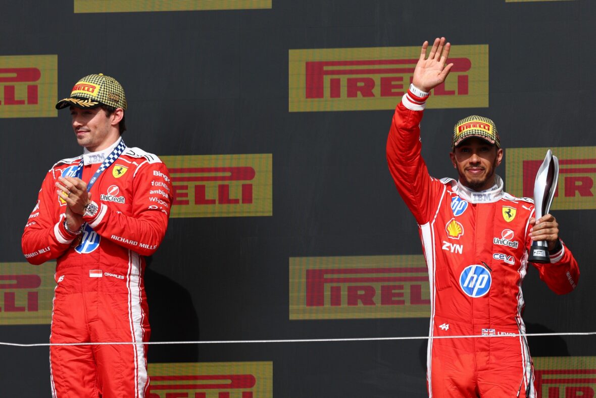 Lewis Hamilton e Charles Leclerc comemoram após o Grande Prêmio da Inglaterra
