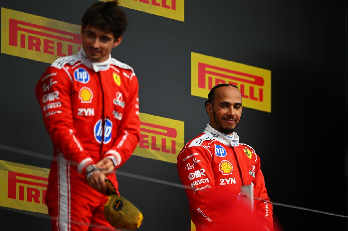 Charles Leclerc e Lewis Hamilton comemoram após o Grande Prêmio da Inglaterra