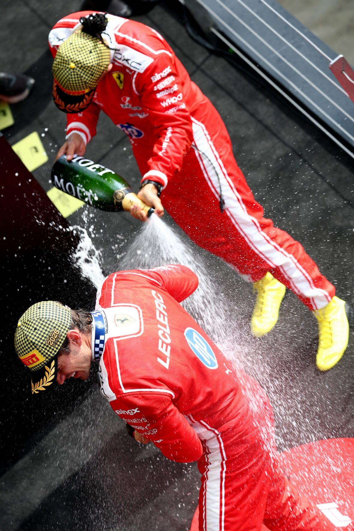 Charles Leclerc e Lewis Hamilton comemoram após o Grande Prêmio da Inglaterra