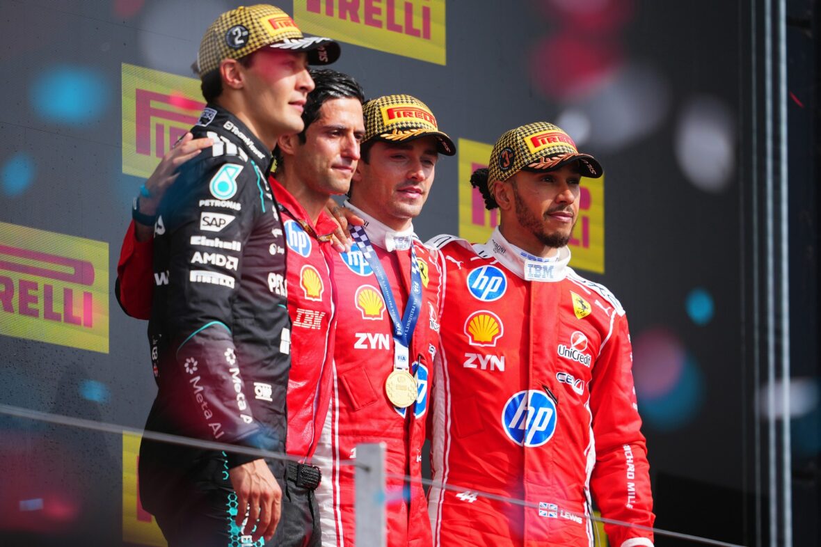 George Russell, Bryan Bozzi, Charles Leclerc e Lewis Hamilton no pódio após o Grande Prêmio da Inglaterra