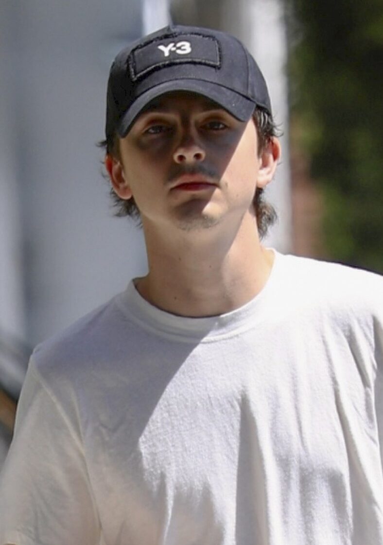 Timothee Chalamet saindo de bagel e cafeteria em Beverly Hills