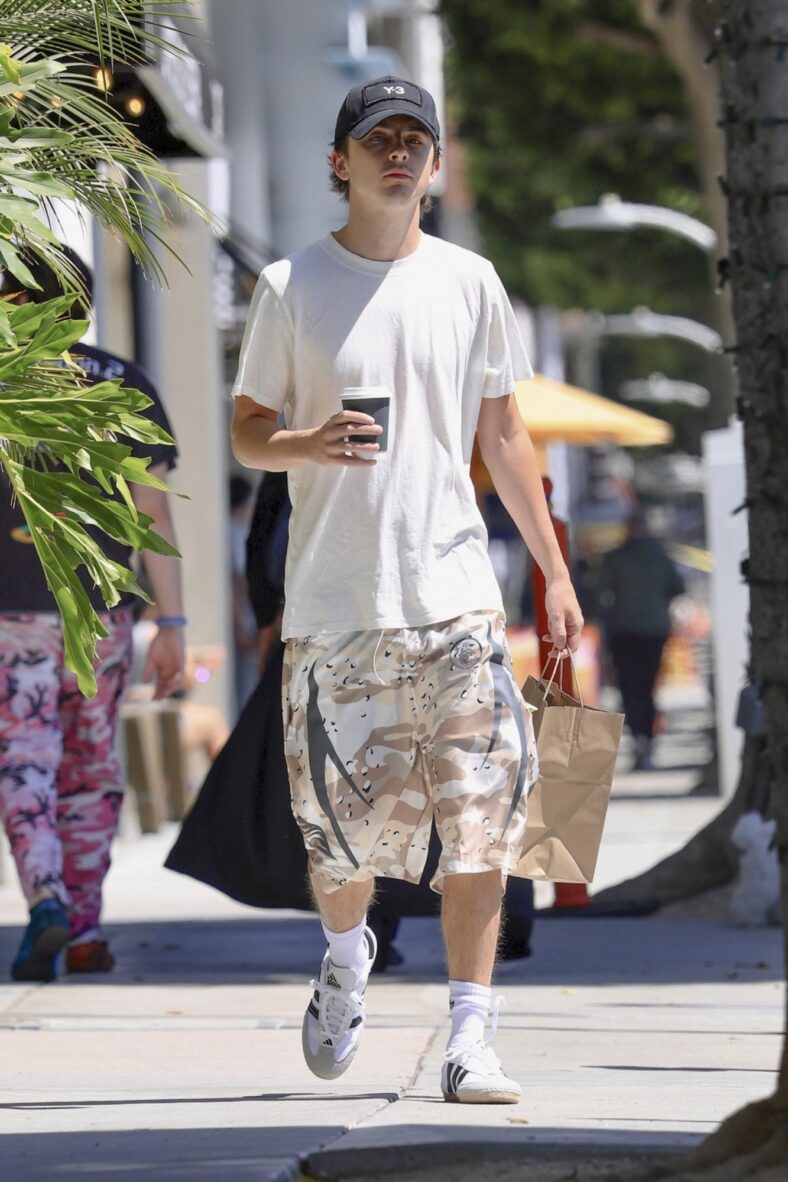Timothee Chalamet saindo de bagel e cafeteria em Beverly Hills