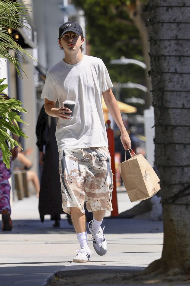 Timothee Chalamet saindo de bagel e cafeteria em Beverly Hills