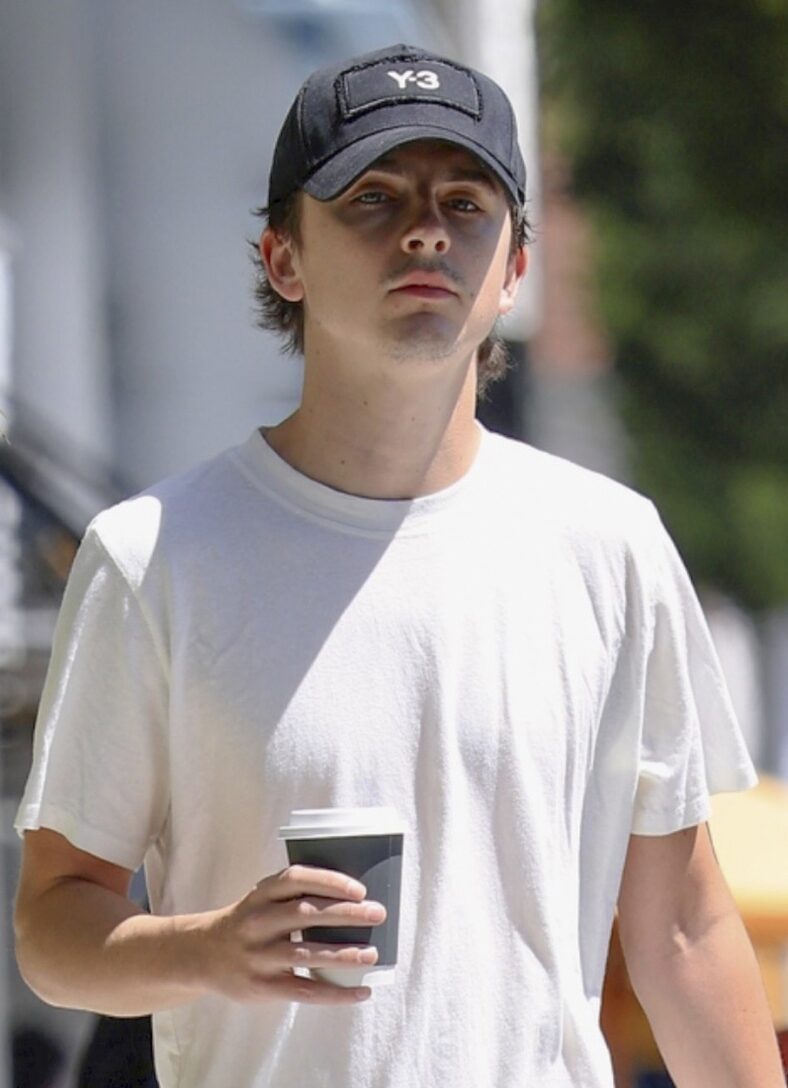 Timothee Chalamet saindo de bagel e cafeteria em Beverly Hills
