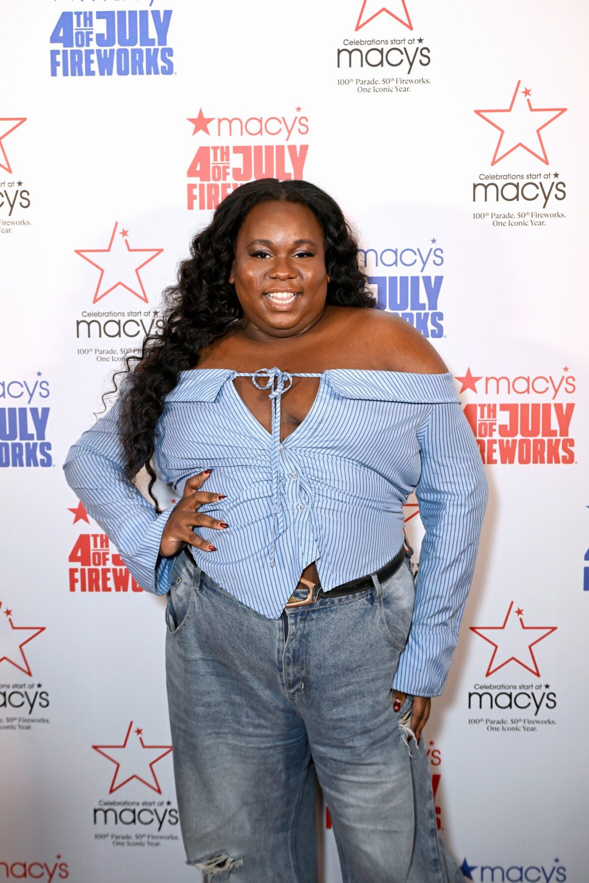 Alex Newell participa do show de fogos de artifício da Macy's em 4 de julho