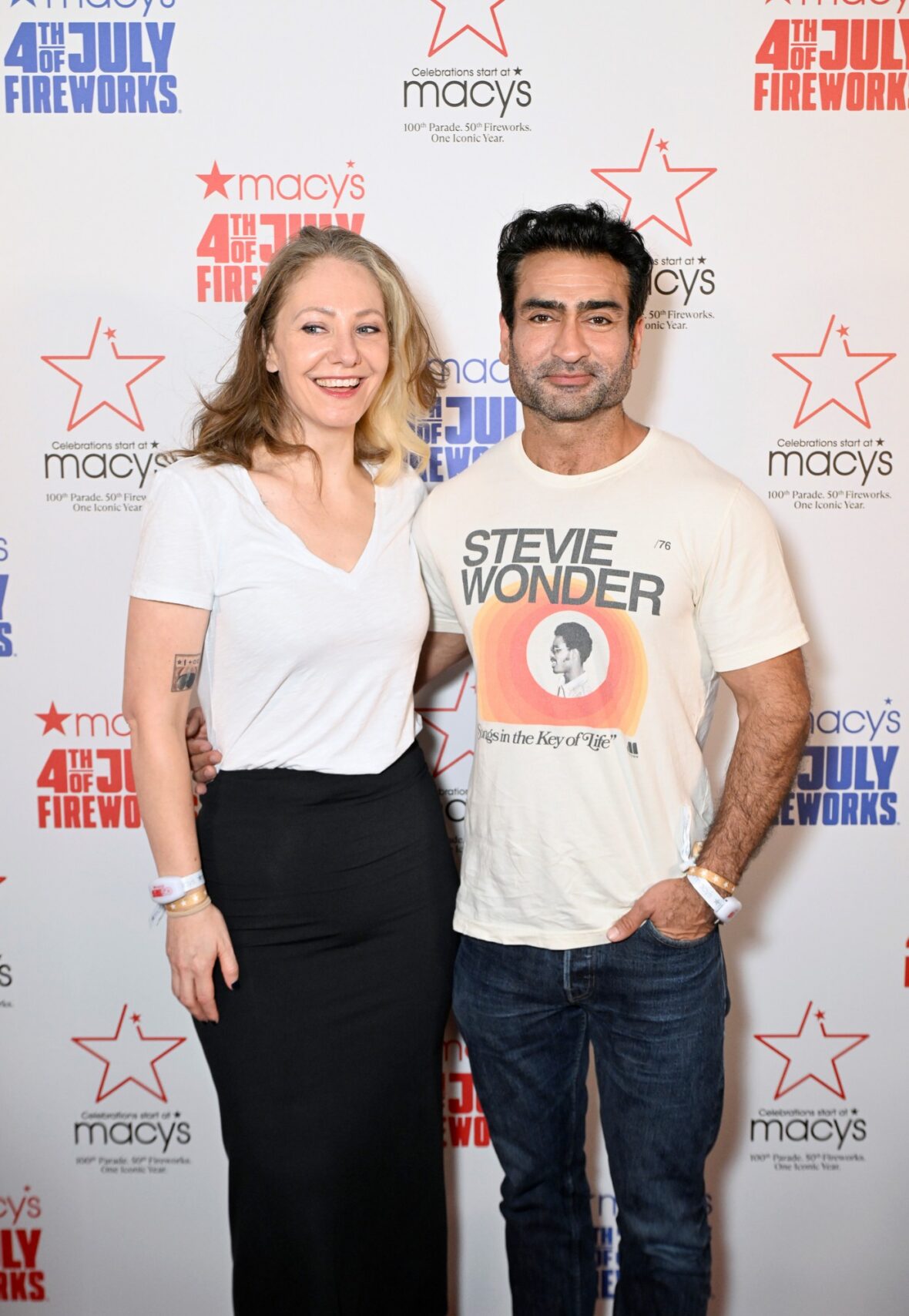 Emily V Gordon e Kumail Nanjiani participam do show de fogos de artifício da Macy's em 4 de julho