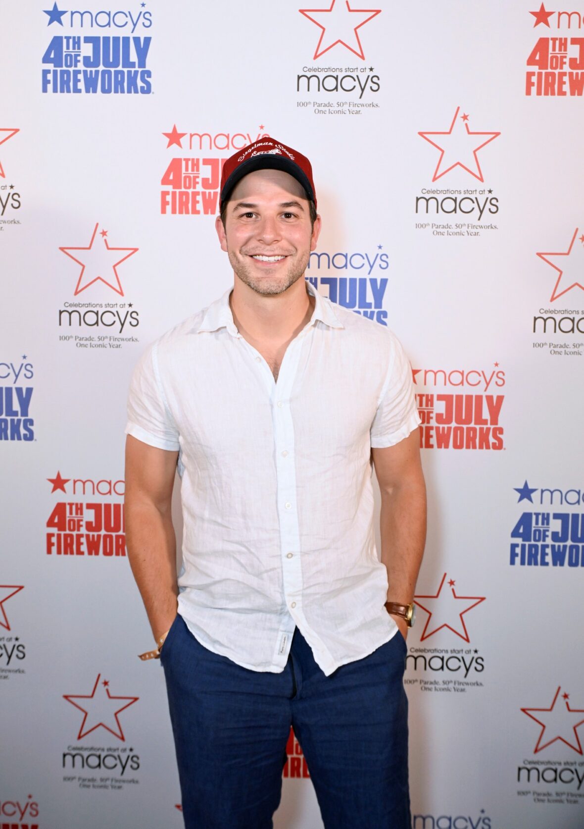 Skylar Astin participa do show de fogos de artifício da Macy's em 4 de julho