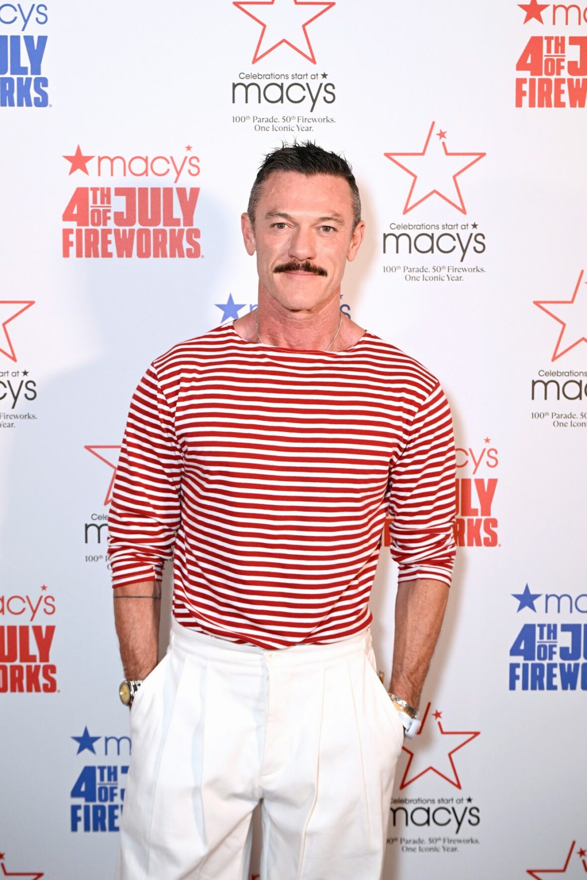 Luke Evans participa do show de fogos de artifício da Macy's em 4 de julho
