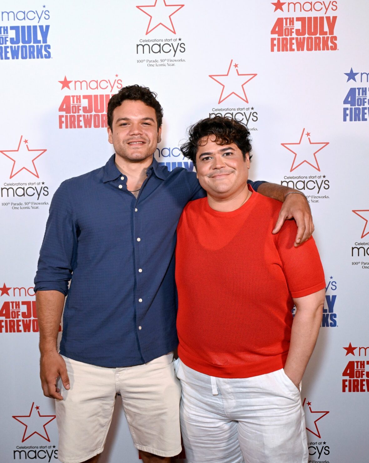Josh Andres Rivera e Harvey Guillen comparecem ao show de fogos de artifício da Macy's em 4 de julho