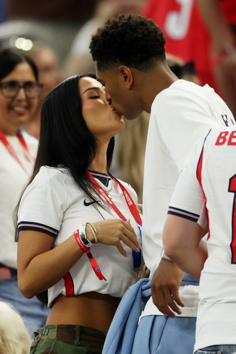 Jude Bellingham e Ashlyn Castro se beijam na partida entre Inglaterra e Croácia