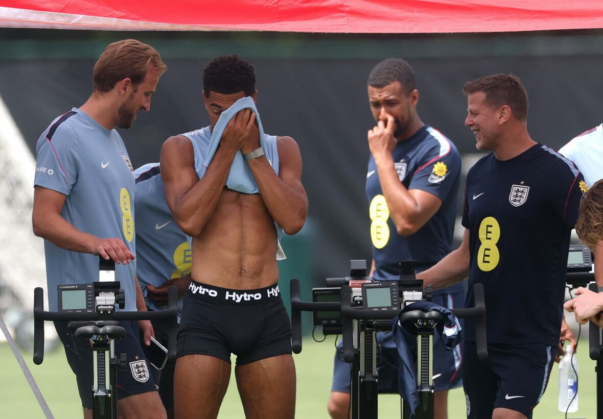 Jude Bellingham mostra seu abdômen no acampamento de futebol da Inglaterra na Copa do Mundo