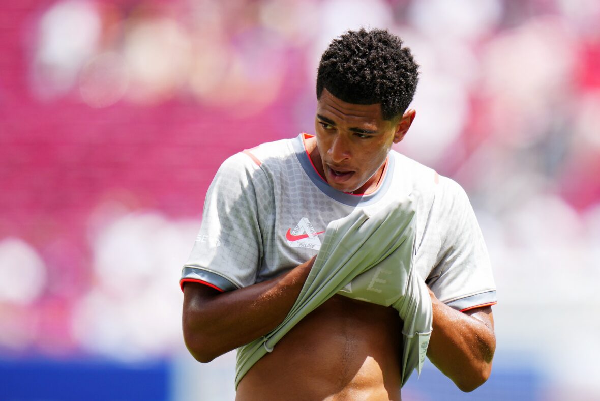 Jude Bellingham fica sem camisa em uma partida de futebol