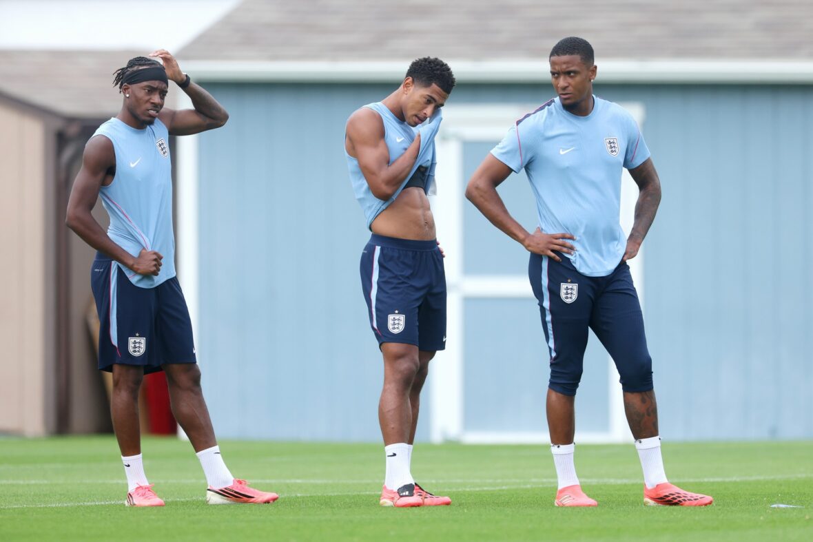 Jude Bellingham mostra abdômen durante treino de futebol
