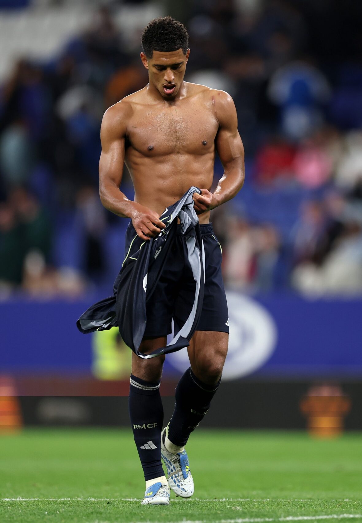 Jude Bellingham fica sem camisa em uma partida de futebol