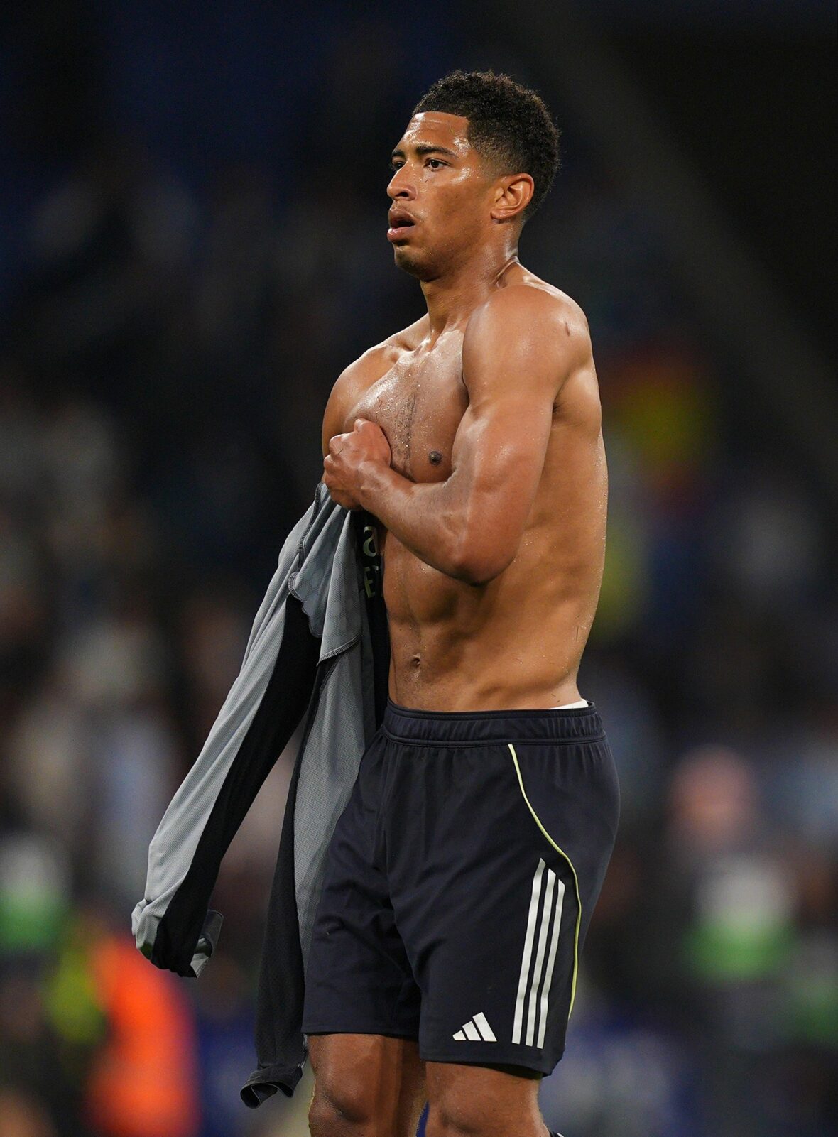Jude Bellingham fica sem camisa em uma partida de futebol