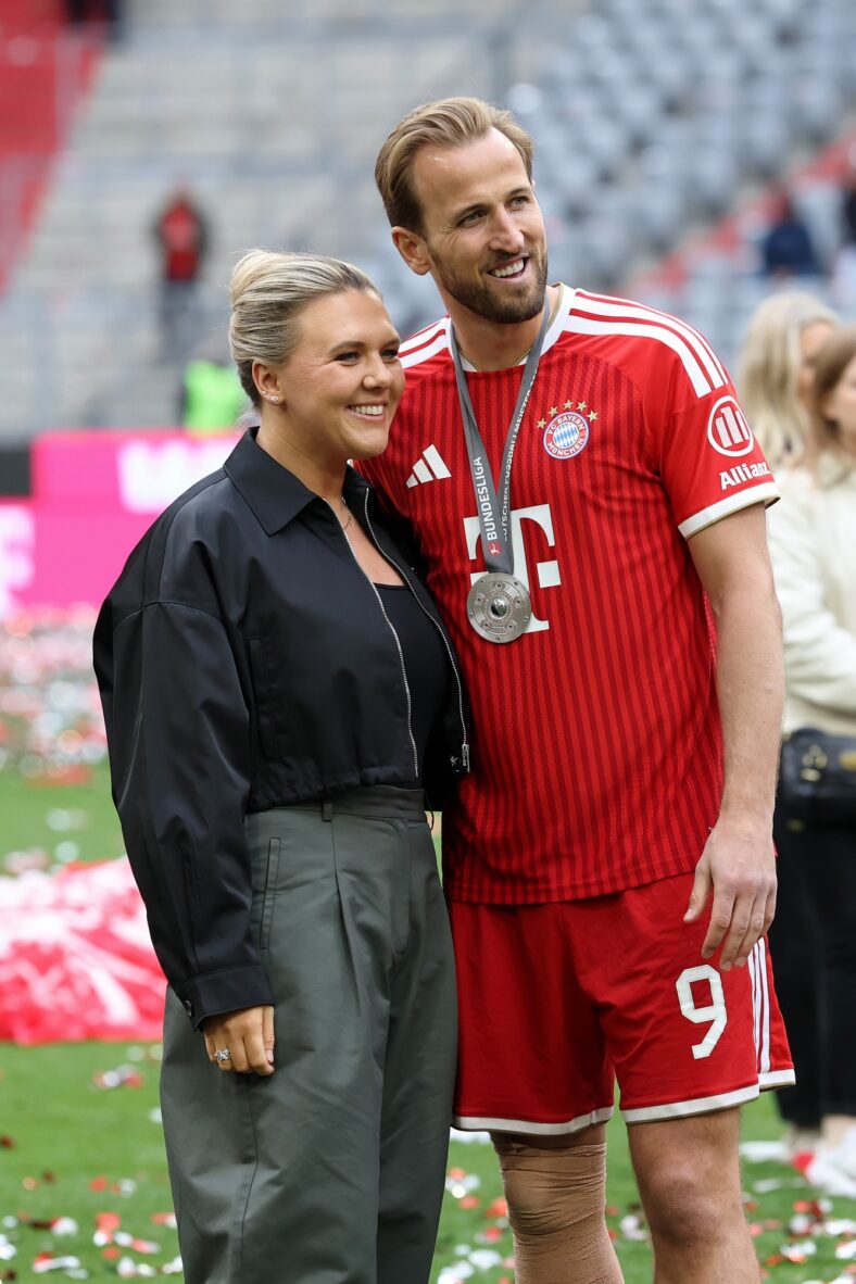 Harry e Katie Kane posando após uma partida de futebol