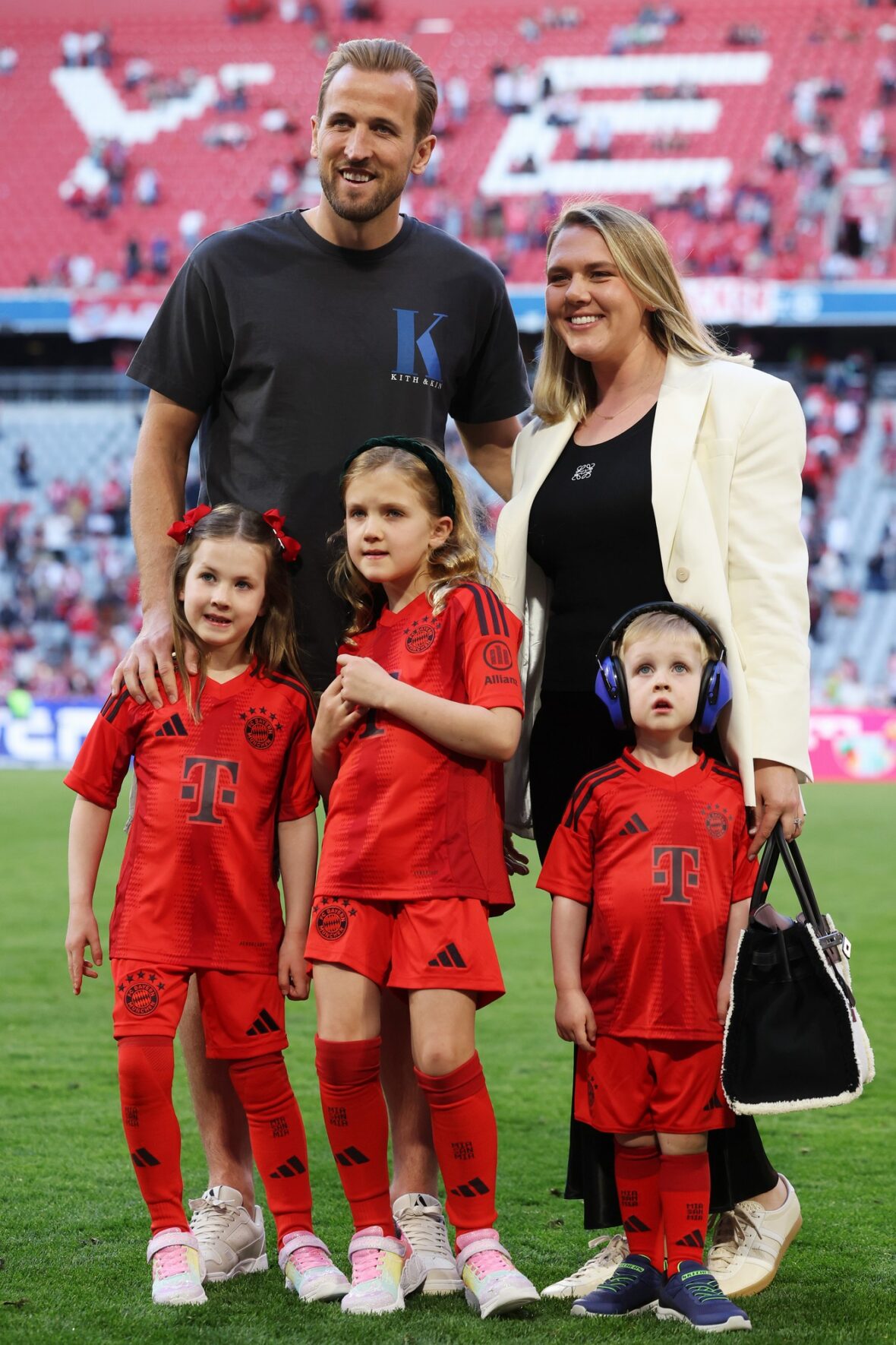 Harry e Kate Kane com os filhos em partida da Bundesliga