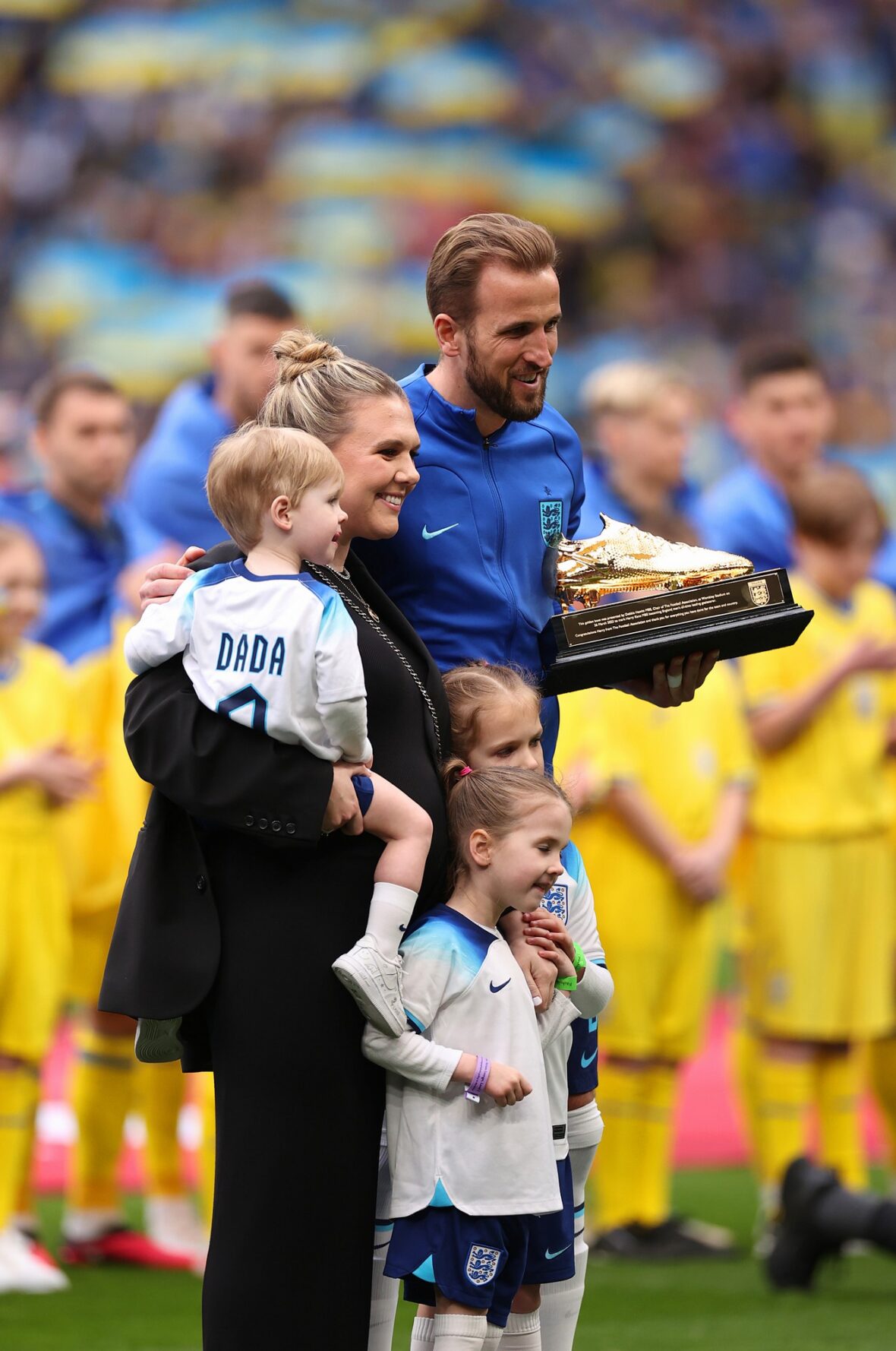 Harry e Katie Kane com os filhos no Inglaterra - Ucrânia: Grupo C - Fase de Qualificação do UEFA EURO 2024