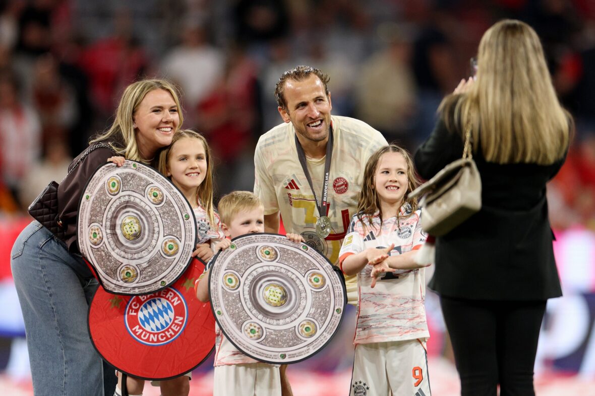 Harry e Katie Kane com seus filhos na partida da Bundesliga