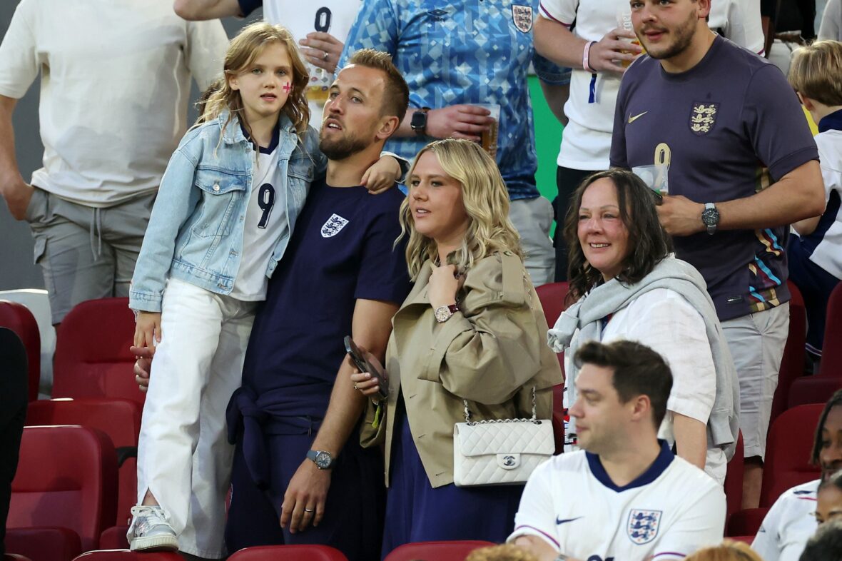 Harry e Katie Kane com a filha no Inglaterra - Suíça: Quartos-de-Final - UEFA EURO 2024