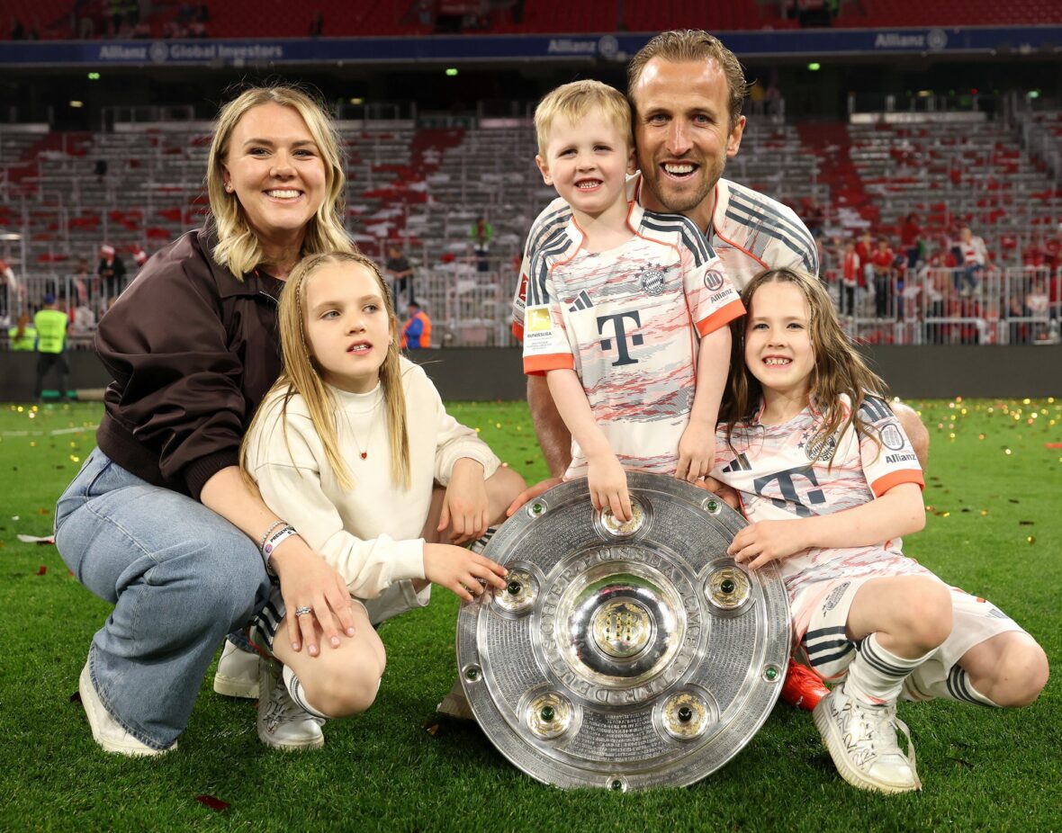 Harry e Katie Kane com seus filhos na partida da Bundesliga