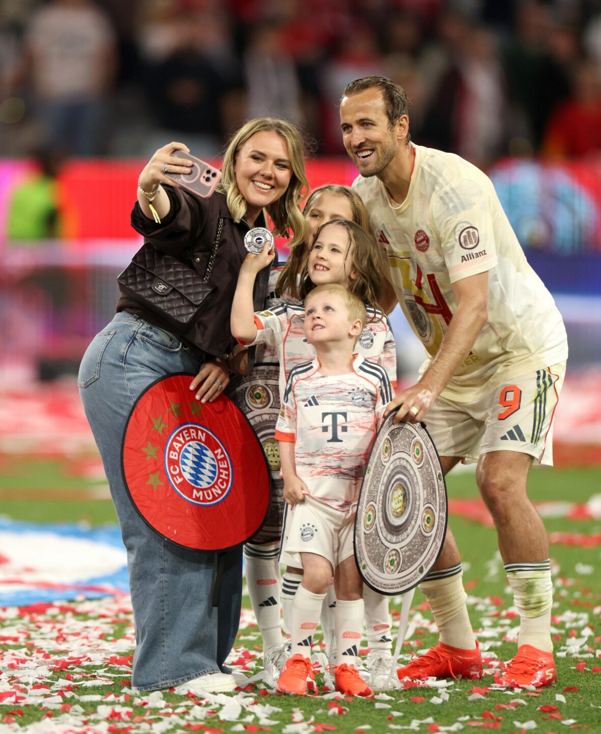 Harry e Katie Kane com seus filhos na partida da Bundesliga