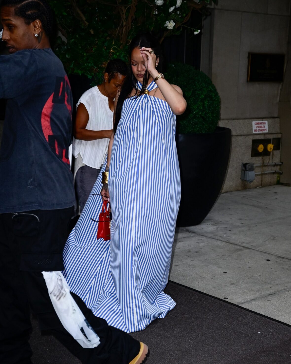 Rihanna e ASAP Rocky saindo de um hotel em Nova York