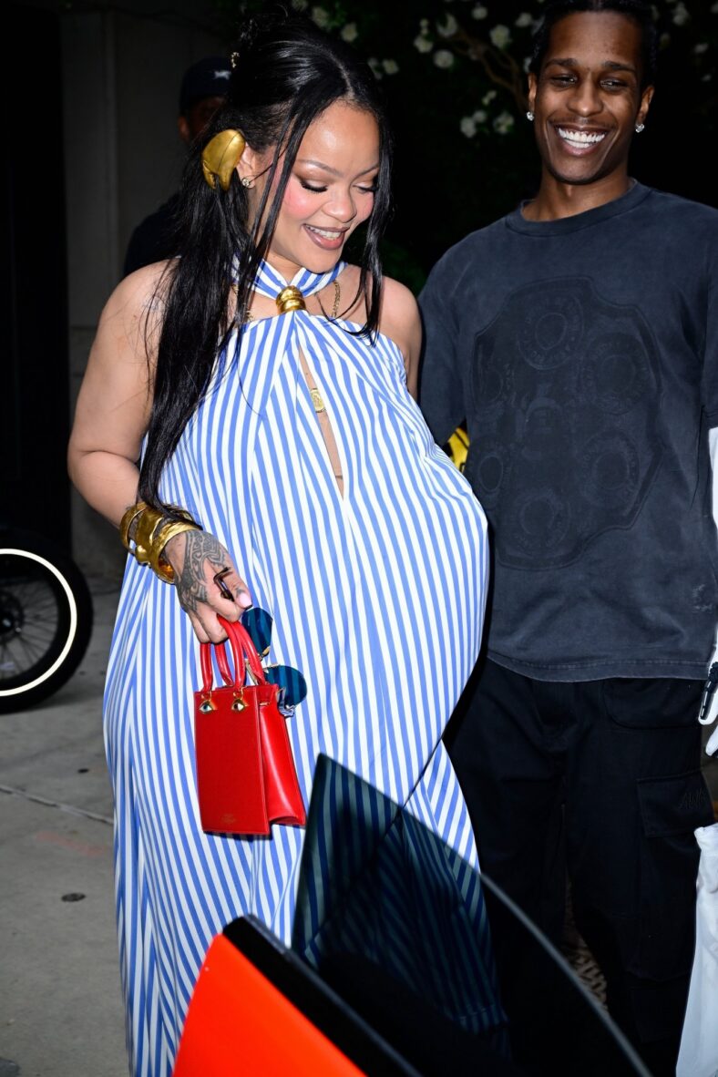 Rihanna e ASAP Rocky saindo de um hotel em Nova York