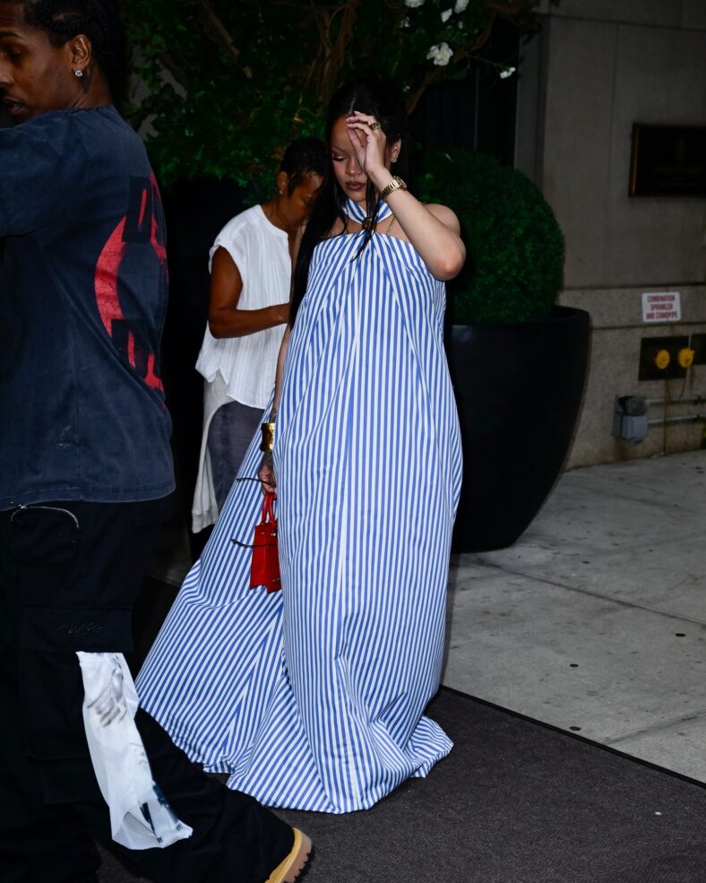 Rihanna e ASAP Rocky saindo de um hotel em Nova York