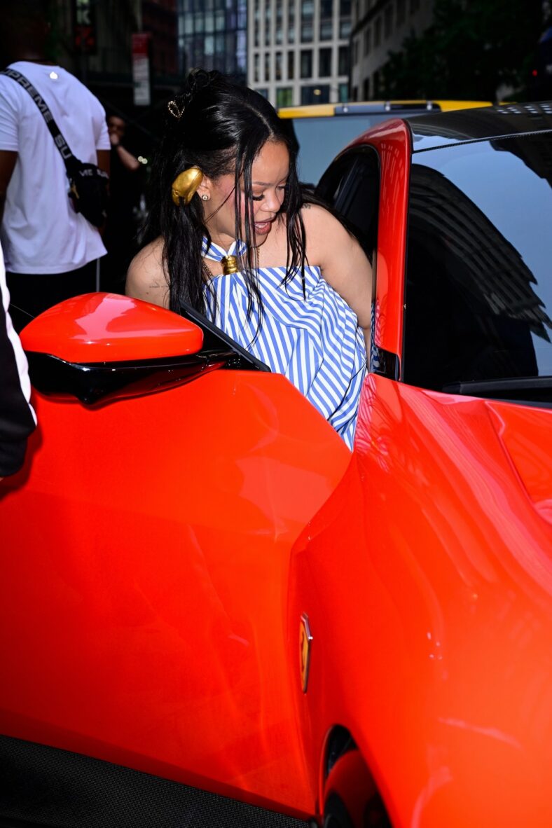 Rihanna senta no banco do passageiro de um carro em Nova York