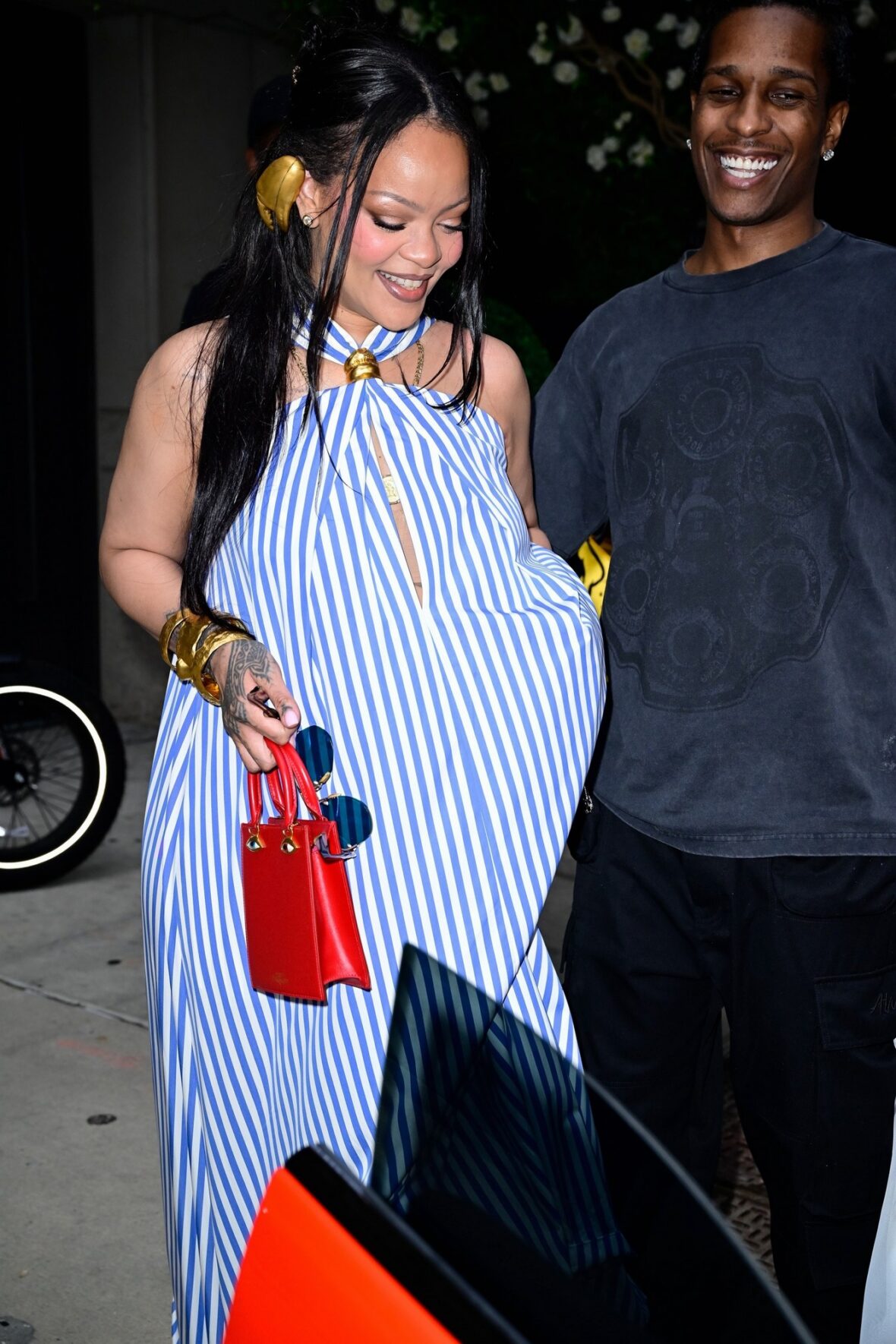 Rihanna e ASAP Rocky saindo de um hotel em Nova York