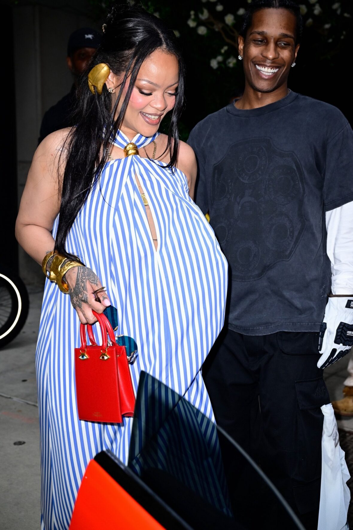 Rihanna e ASAP Rocky saindo de um hotel em Nova York