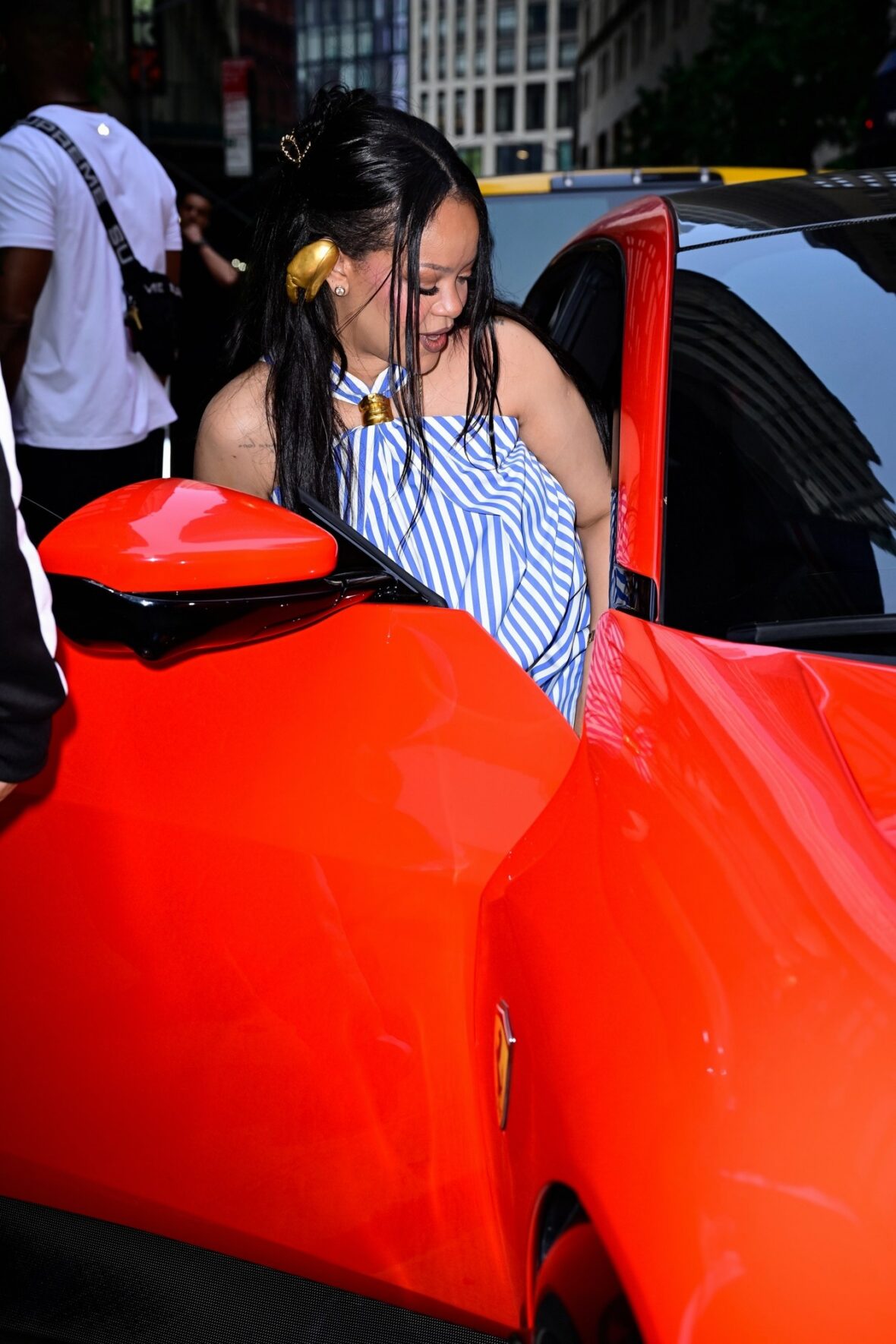 Rihanna senta no banco do passageiro de um carro em Nova York