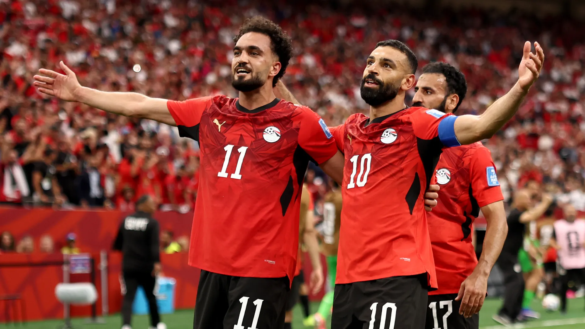 Mohamed Salah nº 10 do Egito comemora com Mostafa Zico