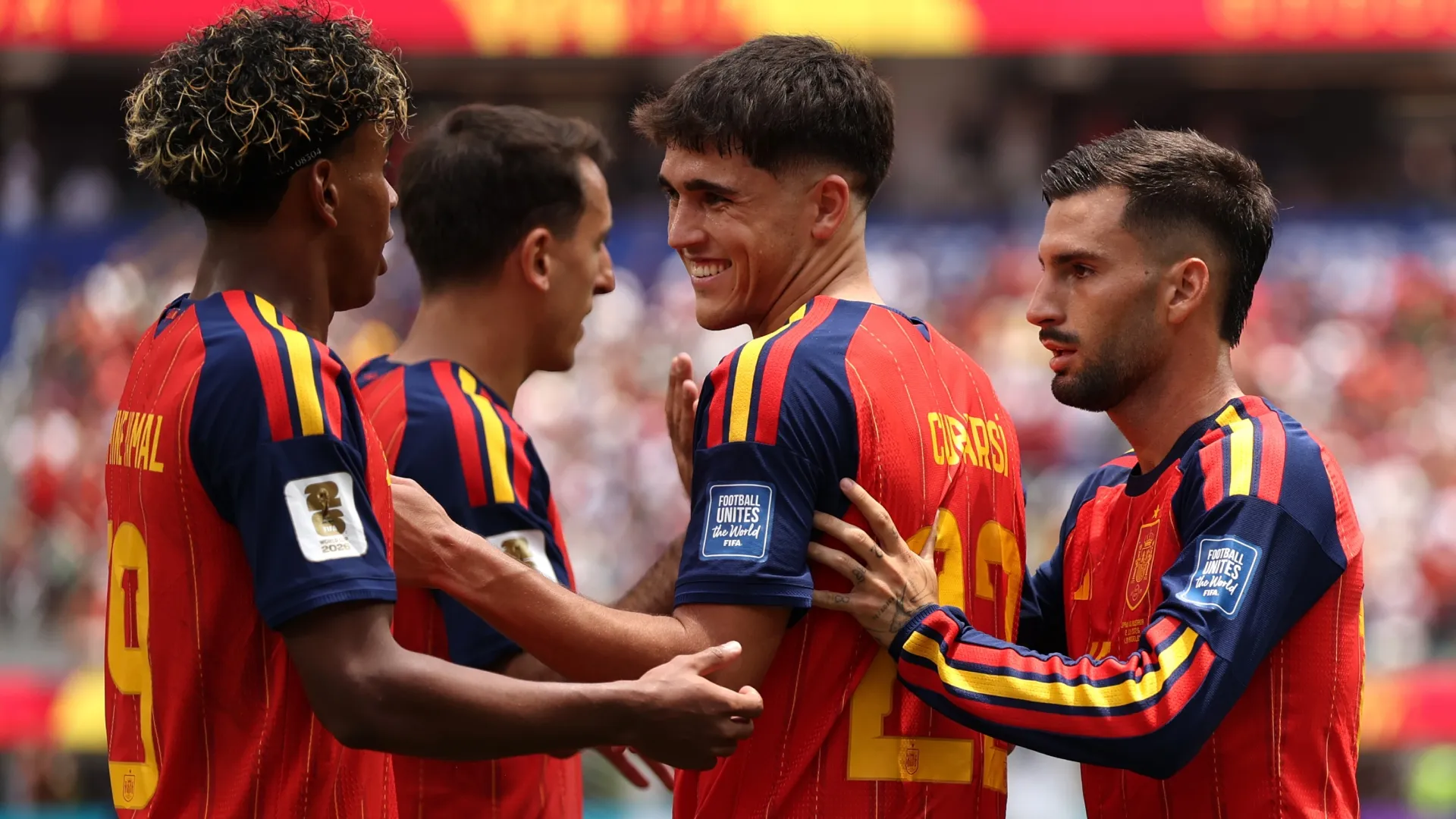 Pau Cubarsi nº 22 da Espanha comemora após gol marcado por Pedro Porro nº 12 comemora.