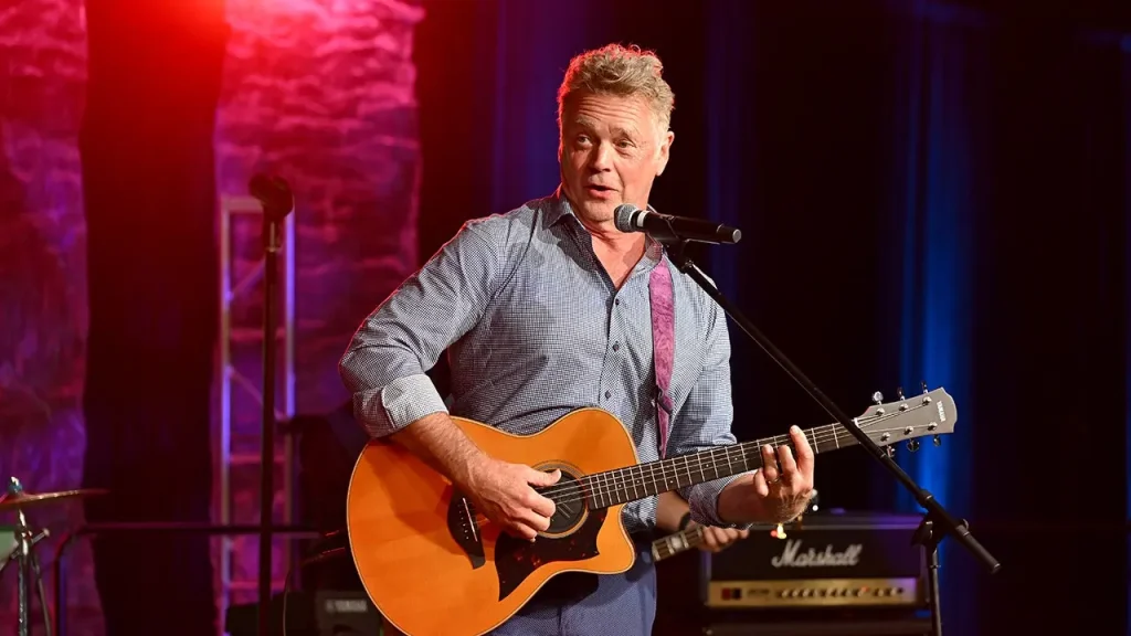 John Schneider defende bandeira americana e critica quem a considera símbolo de divisão