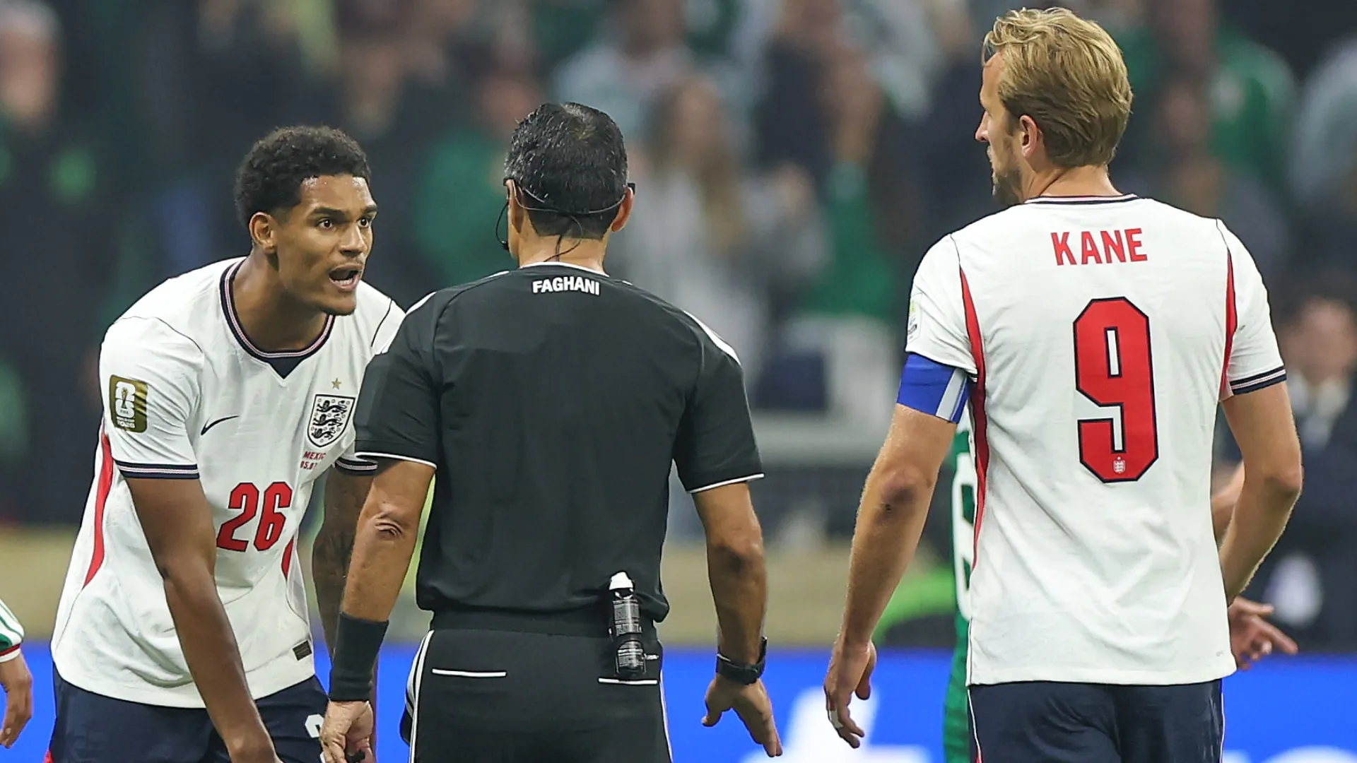 Jarell Quansah #26 da Inglaterra reage após receber cartão vermelho do árbitro Alireza Faghani.