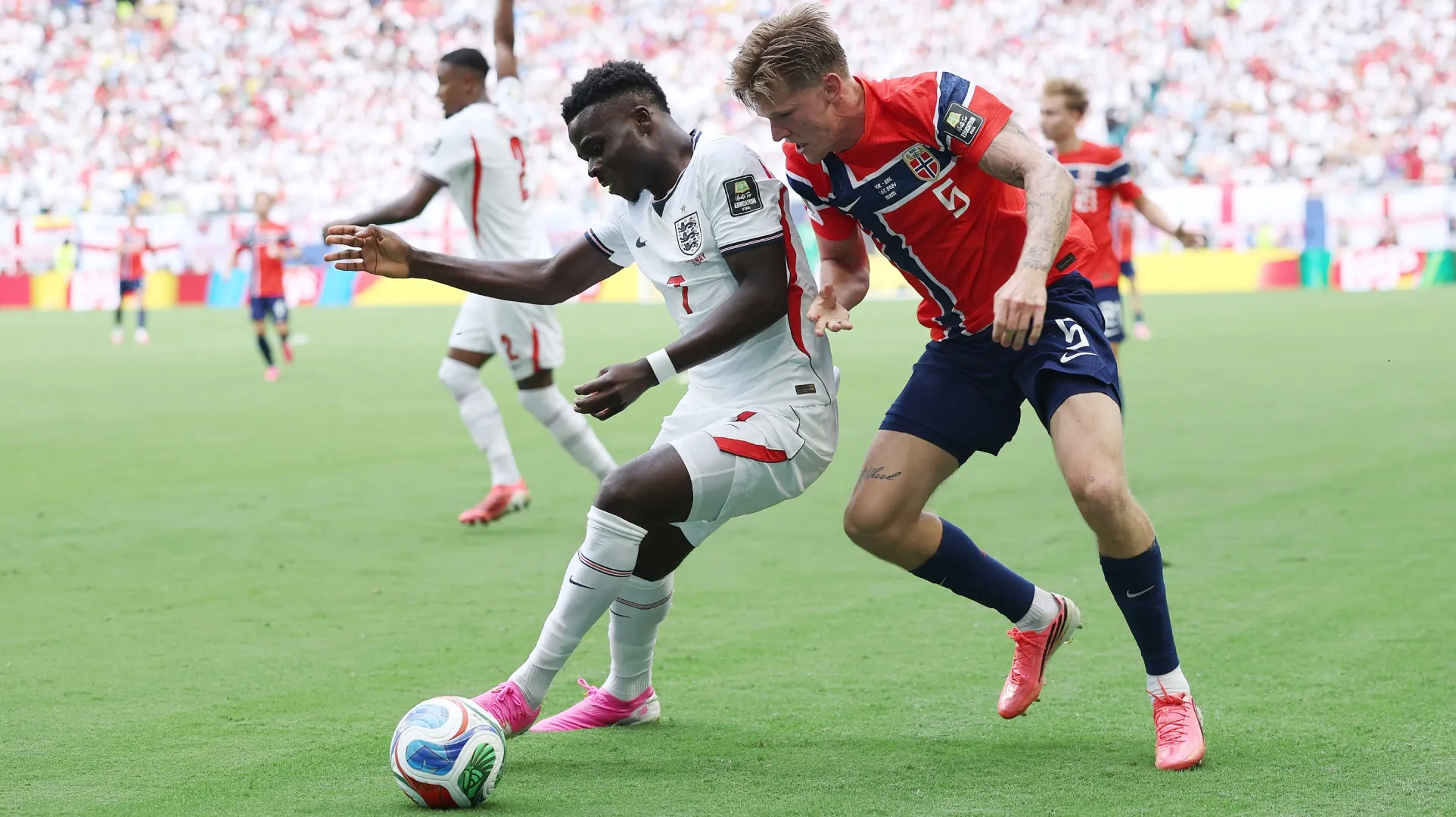 Bukayo Saka #7 da Inglaterra compete pela bola contra David Moller Wolfe #5 da Noruega.